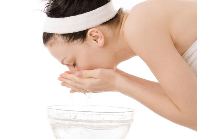 Rửa mặt giúp loại bỏ bụi bẩn trên da